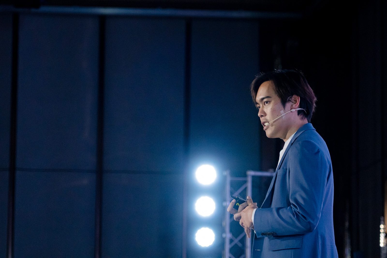 นพ.เดโชวัต บรรยายบนเวที